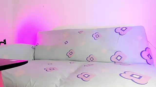 LoveBirds  1 online show from 03.20.25