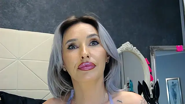 Snapshot of IssaSmith chatting on 01.25.25 IssaSmith online show from 01.25.25