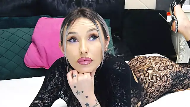 Snapshot of IssaSmith chatting on 02.07.25 IssaSmith online show from 02.07.25