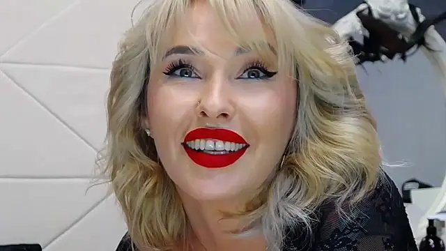 Snapshot of IssaSmith chatting on 10.29.25 IssaSmith online show from 10.29.25