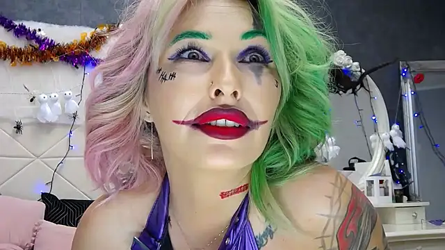 Snapshot of IssaSmith chatting on 10.31.25 IssaSmith online show from 10.31.25