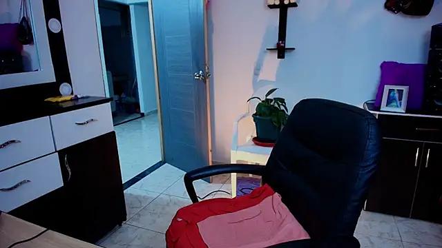 Snapshot of TinnaDawsom chatting on 01.15.25 TinnaDawsom online show from 01.15.25