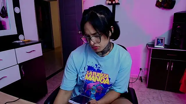 Snapshot of TinnaDawsom chatting on 01.18.25 TinnaDawsom online show from 01.18.25