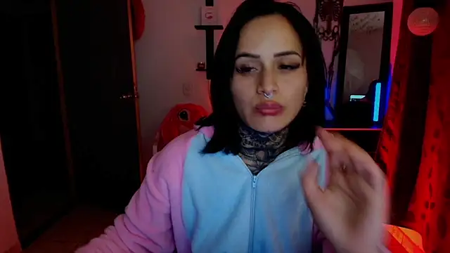 Snapshot of TinnaDawsom chatting on 10.06.25 TinnaDawsom online show from 10.06.25