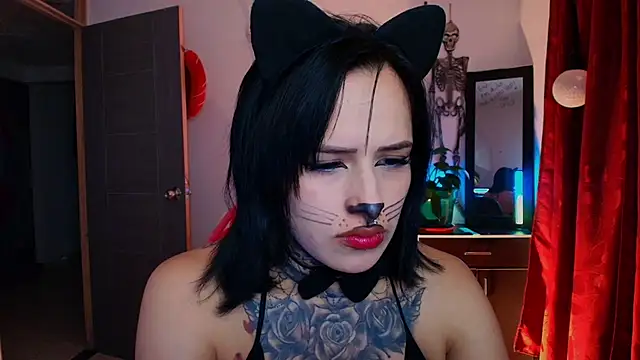 Snapshot of TinnaDawsom chatting on 10.20.25 TinnaDawsom online show from 10.20.25