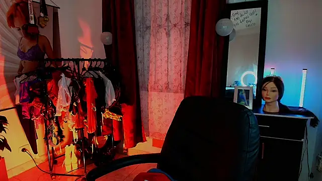 Snapshot of TinnaDawsom chatting on 11.28.25 TinnaDawsom online show from 11.28.25