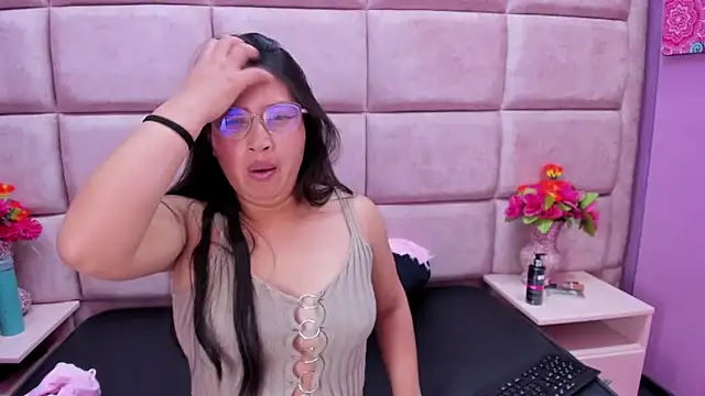 Miaa Smiith  online show from 03.19.25