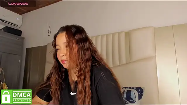 Snapshot of queen_angelique chatting on 02.06.26 queen angelique online show from 02.06.26