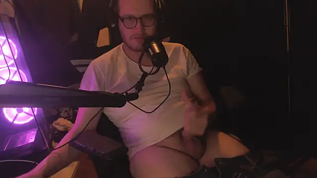 Snapshot of chicostick413 chatting on 11.29.25 chicostick413 online show from 11.29.25