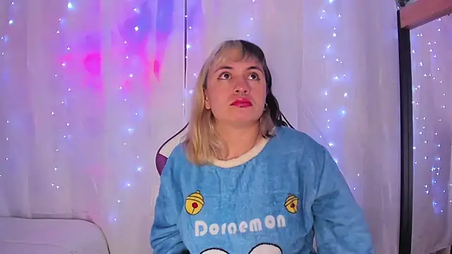 Snapshot of GilaKat chatting on 01.15.25 GilaKat online show from 01.15.25