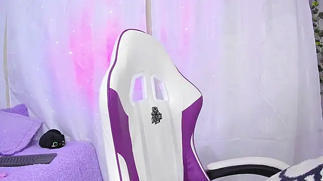 Snapshot of GilaKat chatting on 01.28.25 GilaKat online show from 01.28.25