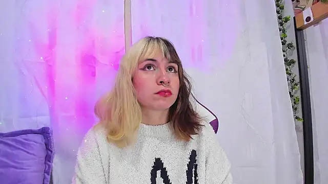 Snapshot of GilaKat chatting on 01.28.25 GilaKat online show from 01.28.25