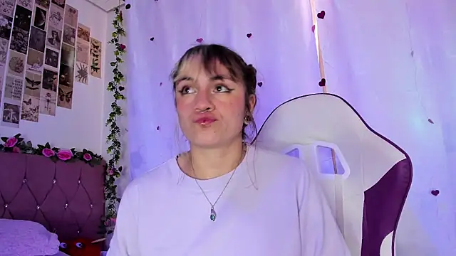 Snapshot of GilaKat chatting on 02.19.25 GilaKat online show from 02.19.25