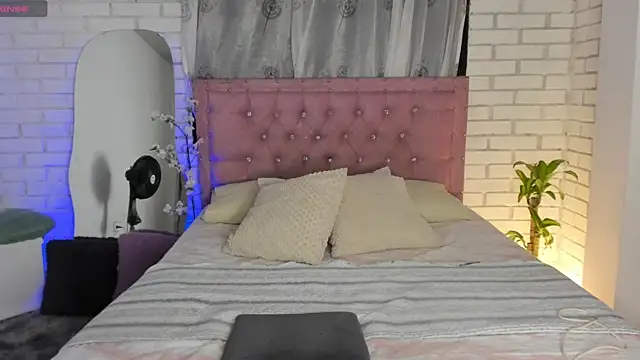 April Scarlett online show from 01.12.25