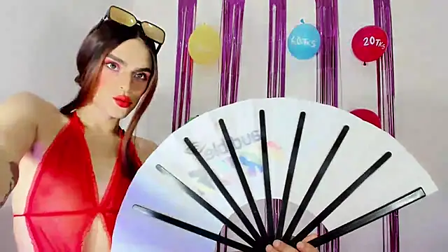 Snapshot of TatiGil chatting on 09.30.25 TatiGil online show from 09.30.25