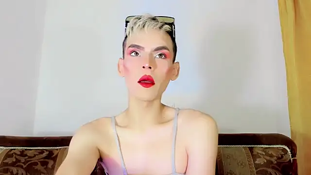 Snapshot of TatiGil chatting on 10.11.25 TatiGil online show from 10.11.25