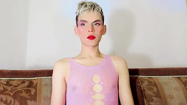 Snapshot of TatiGil chatting on 10.12.25 TatiGil online show from 10.12.25