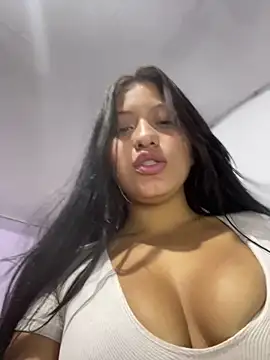 Snapshot of Estefanii- chatting on 01.04.25 Estefanii- online show from 01.04.25