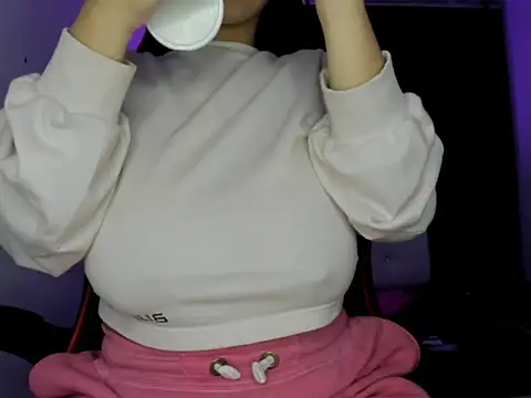 Snapshot of silviamilk chatting on 11.25.25 silviamilk online show from 11.25.25