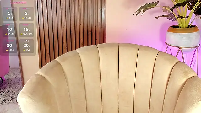 Snapshot of kenayfox chatting on 02.25.25 kenayfox online show from 02.25.25