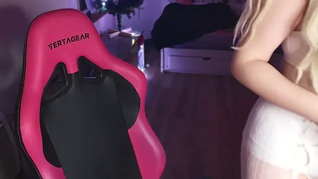 Snapshot of ce_leste__ chatting on 12.30.24 ce leste online show from 12.30.24