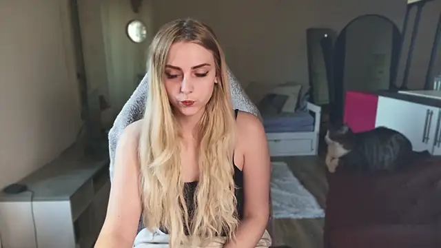 Snapshot of ce_leste__ chatting on 02.04.25 ce leste online show from 02.04.25