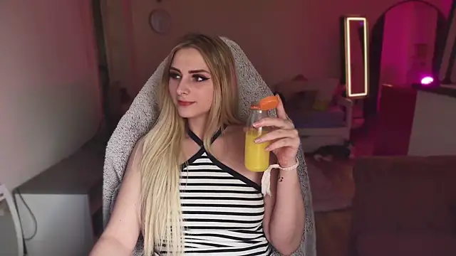 Snapshot of ce_leste__ chatting on 02.06.25 ce leste online show from 02.06.25