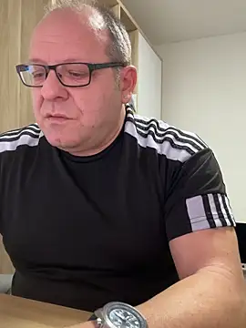 Snapshot of coupleLatinaLovers chatting on 02.18.26 coupleLatinaLovers online show from 02.18.26