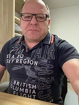 Snapshot of coupleLatinaLovers chatting on 02.19.26 coupleLatinaLovers online show from 02.19.26