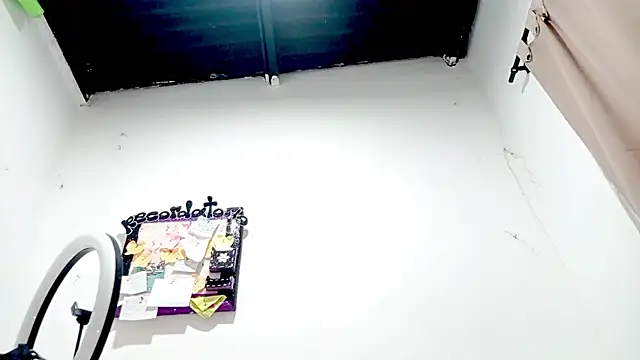 PetiteIvoryQueen19 online show from 10.22.25