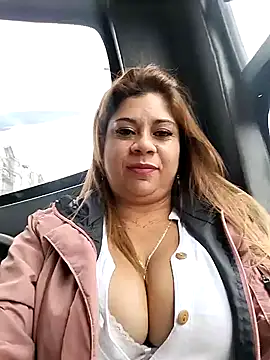 Snapshot of Laura-Hernandez chatting on 01.25.25 Laura-Hernandez online show from 01.25.25