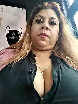 Snapshot of Laura-Hernandez chatting on 02.24.25 Laura-Hernandez online show from 02.24.25