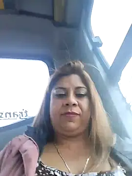 Snapshot of Laura-Hernandez chatting on 03.11.25 Laura-Hernandez online show from 03.11.25