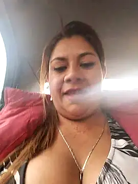 Snapshot of Laura-Hernandez chatting on 03.11.25 Laura-Hernandez online show from 03.11.25