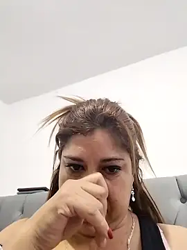 Snapshot of Laura-Hernandez chatting on 03.19.25 Laura-Hernandez online show from 03.19.25