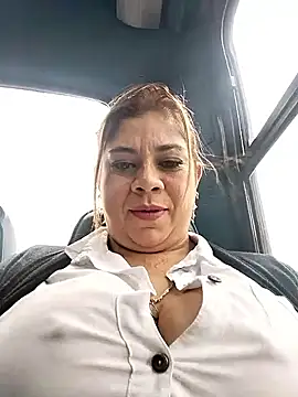 Snapshot of Laura-Hernandez chatting on 10.04.25 Laura-Hernandez online show from 10.04.25