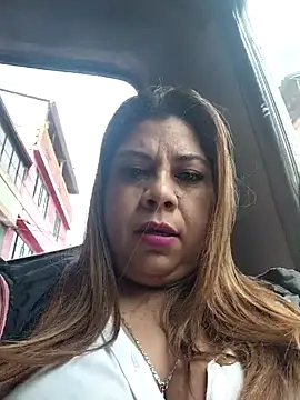 Snapshot of Laura-Hernandez chatting on 10.29.25 Laura-Hernandez online show from 10.29.25