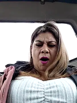 Snapshot of Laura-Hernandez chatting on 11.25.25 Laura-Hernandez online show from 11.25.25