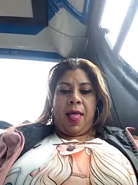 Snapshot of Laura-Hernandez chatting on 05.01.26 Laura-Hernandez online show from 05.01.26
