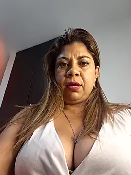 Snapshot of Laura-Hernandez chatting on 05.14.26 Laura-Hernandez online show from 05.14.26