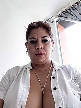 Snapshot of Laura-Hernandez chatting on 05.30.26 Laura-Hernandez online show from 05.30.26
