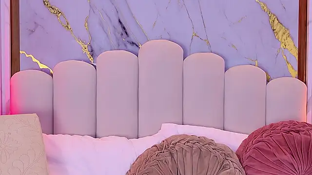 Snapshot of pamelajons_ chatting on 12.18.25 pamelajons online show from 12.18.25