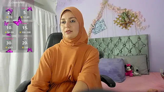 Snapshot of BadraSaadi chatting on 10.04.25 BadraSaadi online show from 10.04.25