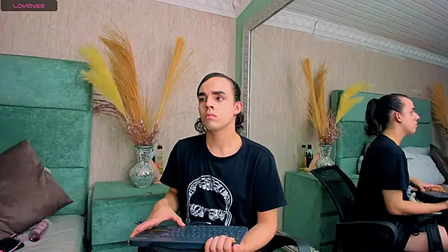 Snapshot of JustinePerry chatting on 10.12.25 JustinePerry online show from 10.12.25