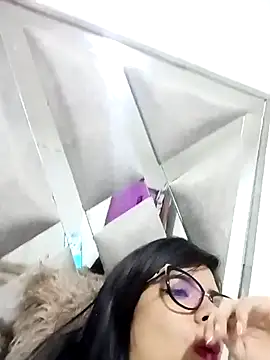 Snapshot of evelingjoyy chatting on 12.19.25 evelingjoyy online show from 12.19.25