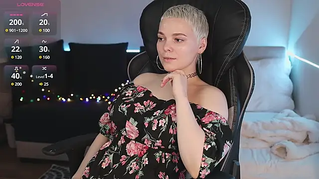 Snapshot of LikaBerry1 chatting on 02.04.25 LikaBerry1 online show from 02.04.25