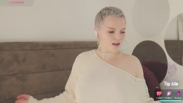 Snapshot of LikaBerry1 chatting on 10.02.25 LikaBerry1 online show from 10.02.25