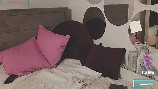 Snapshot of LikaBerry1 chatting on 10.11.25 LikaBerry1 online show from 10.11.25