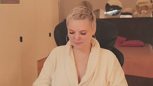 Snapshot of LikaBerry1 chatting on 11.25.25 LikaBerry1 online show from 11.25.25