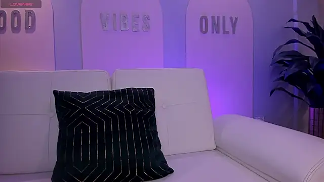 StacyWoods online show from 04.09.26